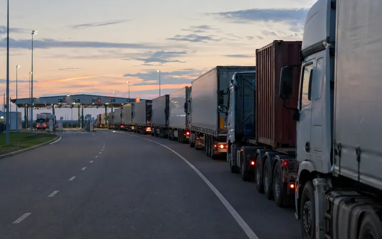 Galați-Rutier: așteptare pentru camioane la ieșire Galați-Rutier: așteptare pentru camioane la ieșire