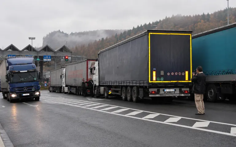 Program special pentru camioanele spre Ungaria: circulație nocturnă permisă în weekendul 27-28 iunie Program special pentru camioanele spre Ungaria: circulație nocturnă permisă în weekendul 27-28 iunie