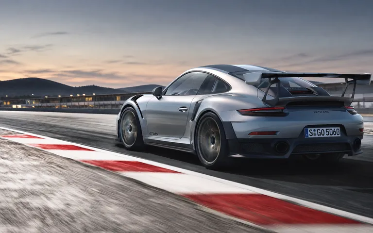 Porsche 911 GT2 Flachbau RS: Sonderwunsch vs 911 de serie Porsche 911 GT2 Flachbau RS: Sonderwunsch vs 911 de serie